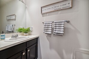 Combined shower/tub, hair dryer, towels, shampoo - Golf, Lake Pinneo & The Club - Windsor Village 4C (Quechee)