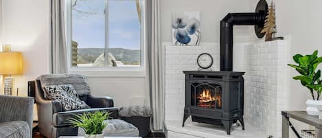 Een televisie en een open haard