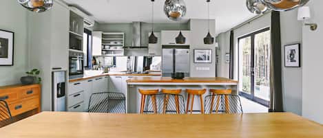 Full-sized fridge, microwave, oven, stovetop
