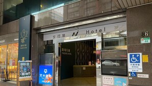 A entrada do Hotel Finders com uma placa indicando o nível 3F.