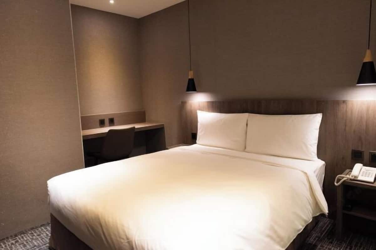Down duvets, in-room safe, desk, laptop workspace