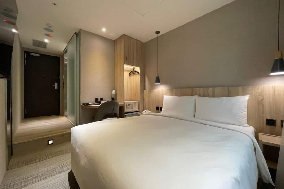 Down duvets, in-room safe, desk, laptop workspace