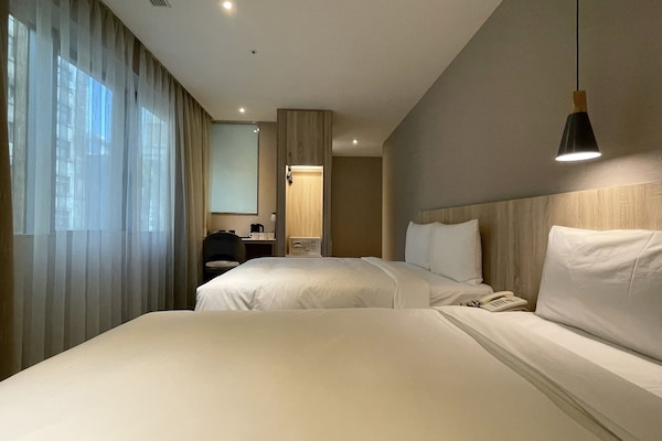 Cubrecamas, caja de seguridad en la habitación y escritorio