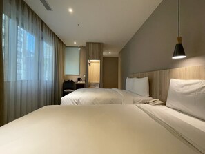 Family Quadruple Room | Gebar bulu kapas, peti besi dalam bilik, meja 