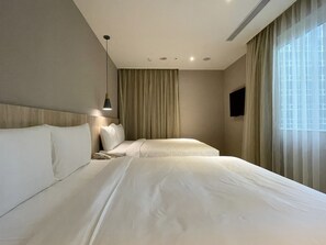 Family Quadruple Room | Gebar bulu kapas, peti besi dalam bilik, meja 