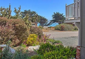 Il s’agit d’une propriété résidentielle dotée d’une allée, d’un jardin et d’un bâtiment avec un balcon.