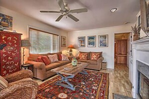 Smart-tv, een open haard en een dvd-speler