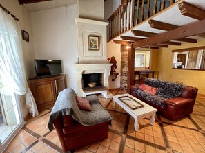 TV, fireplace - Gemütliches Haus mit Schöner Terrasse - Ganz Strandnah! (Hourtin)