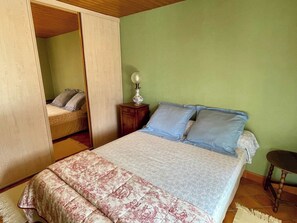 A bedroom with a bed, a nightstand, a lamp, and a wardrobe. - House a few steps from the beach G0108 (Hourtin)