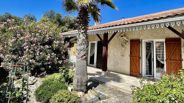A house with a tiled roof, wooden shutters, and a stone pathway leading to the entrance. - Gemütliches Haus mit Schöner Terrasse - Ganz Strandnah! (Hourtin)