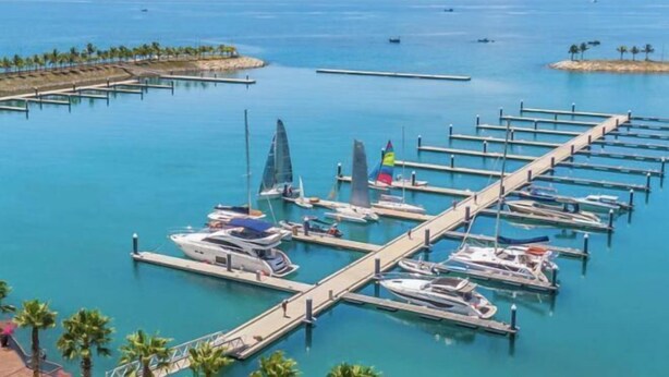Un port de plaisance doté de plusieurs quais et abritant de nombreux yachts.