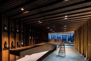 Un intérieur moderne avec un long banc incurvé et un espace bar.