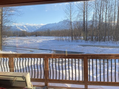Lazy Mountain View- Spacious log home with mountain views, just north of Palmer