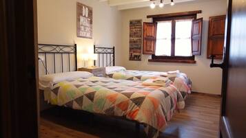 3 slaapkamers, een strijkplank/strijkijzer, reisbedje, beddengoed