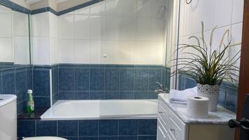 Baignoire, sèche-cheveux, bidet, serviettes fournies