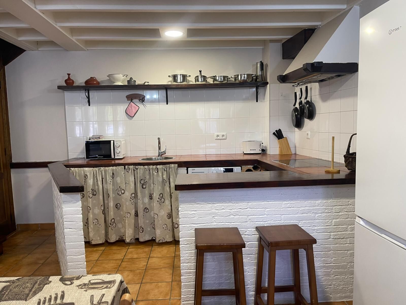 Frigorífico, microondas, horno y placa de cocina