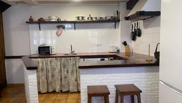 Frigorífico, microondas, horno y placa de cocina