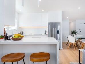 Fridge, microwave, oven, dishwasher - Top Floor Apartment Close to Bondi Beach (Bondi)