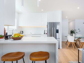 Wasserkocher mit Kaffee-/Teezubehör, Kühlschrank, Mikrowelle, Ofen