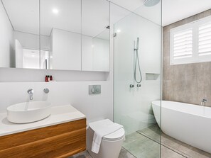 Combined shower/bathtub, towels, soap, shampoo - Top Floor Apartment Close to Bondi Beach (Bondi)