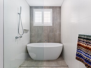Combined shower/bathtub, towels, soap, shampoo - Top Floor Apartment Close to Bondi Beach (Bondi)
