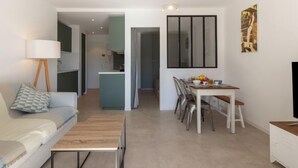 Eine moderne Wohnung mit Wohnzimmer, Essbereich und Küche.