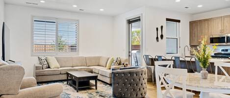 Townhome - 3 sovrum | Vardagsrum | 36-tums smart-tv med digitalkanaler, tv och streamingtjänster