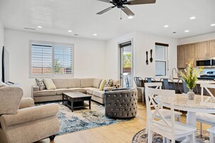 联排别墅, 3 间卧室 | 起居区 | 36-英寸智能电视（配备数码频道）、电视、流媒体服务