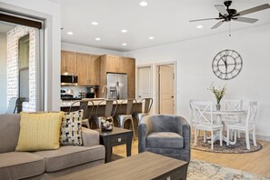 Casa de ciudad, 3 habitaciones | Área de sala de estar | Smart TV de 36 pulgadas con canales digitales y televisión 