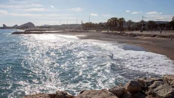 Una spiaggia nelle vicinanze