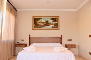 3 bedrooms, iron/ironing board, free WiFi, bed sheets - HOUSE (C) IN MEDIEVAL VILLAGE OF PALS (Pals)