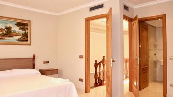 3 slaapkamers, een strijkplank/strijkijzer, gratis wifi, beddengoed