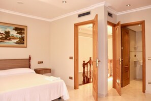 3 bedrooms, iron/ironing board, free WiFi, bed sheets