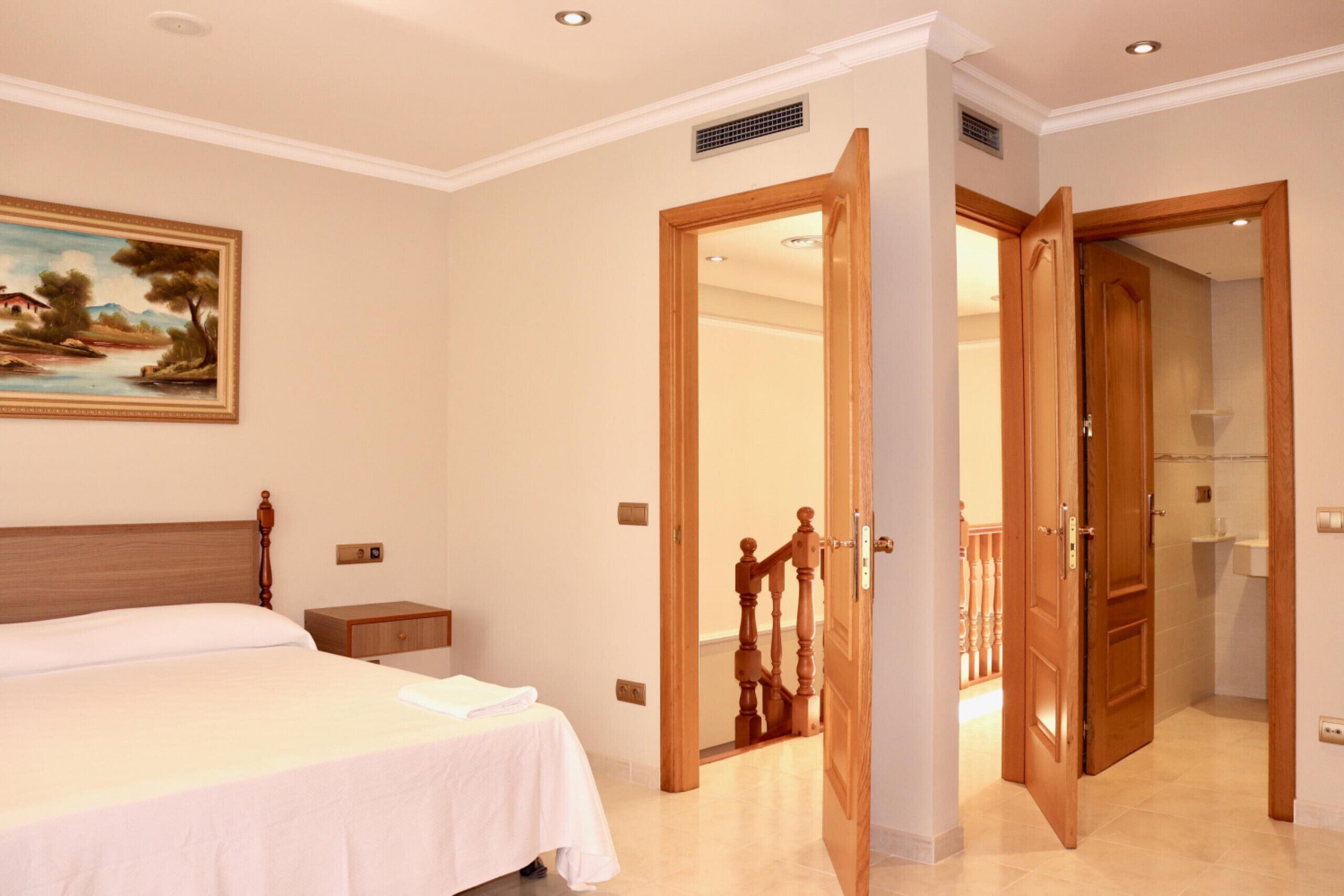 3 habitaciones, tabla de planchar con plancha y wifi gratis 