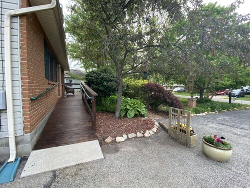 Newly Renovated - Suite Springs