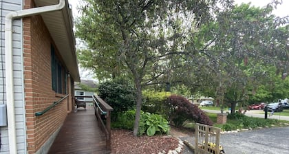 Newly Renovated - Suite Springs