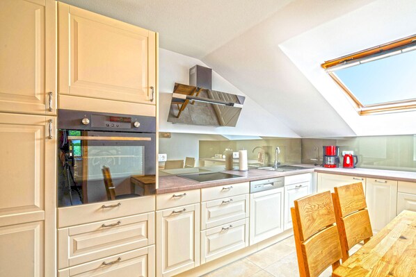 ثلاجة، فرن، موقد طهي مسطح، غسالة أطباق