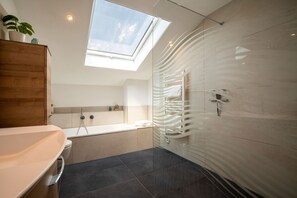 Badewanne, Haartrockner, Handtücher
