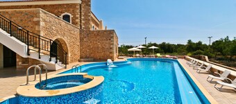 Independed 2 bedroom villa common pool