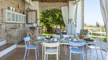 Tempat makan outdoor