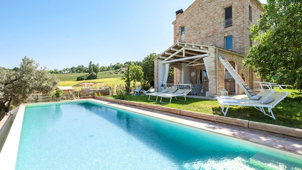 Infinity-bassäng och solstolar