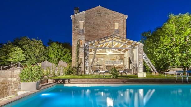 A stone building with a pool in front. - Casa Pilar 4 1 in Staffolo (Staffolo)