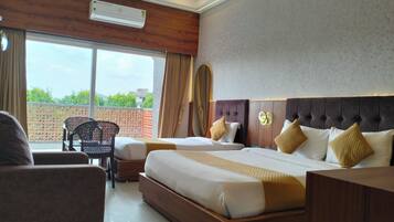 Cortinas blackout, wifi gratis y ropa de cama