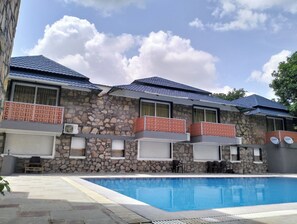 Una piscina al aire libre