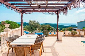 Outdoor dining - Club Villamar - Cozy villa with big garden, sea view and internet acces (wifi) (Playa d Aro)