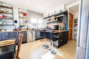 Fridge, microwave, oven, stovetop - Club Villamar - Cozy villa with big garden, sea view and internet acces (wifi) (Playa d Aro)