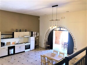 Kühlschrank, Ofen, Herdplatte, Wasserkocher mit Kaffee-/Teezubehör