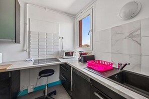 Kühlschrank, Mikrowelle, Ofen, Wasserkocher mit Kaffee-/Teezubehör