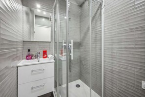Dusche, kostenlose Toilettenartikel, Haartrockner, Handtücher