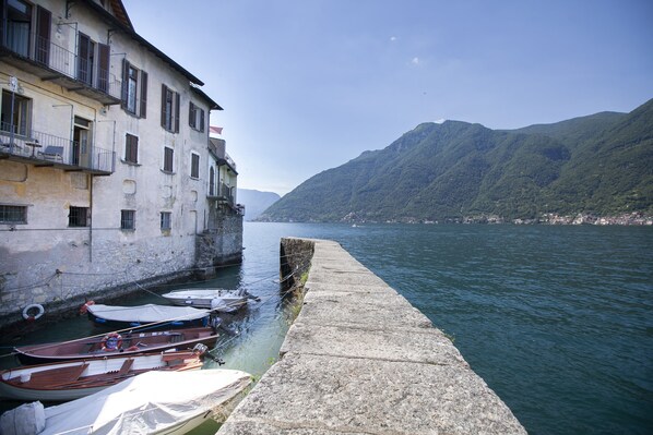 On the beach, black sand - Al Porticciolo (Nesso)